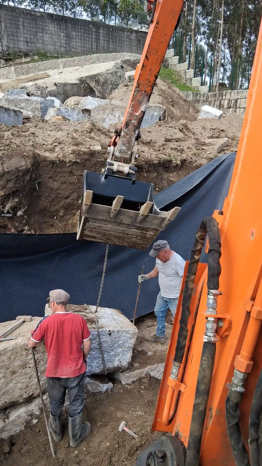 Escavação e colocação de blocos em obra de terreno inclinado em Guimarães
