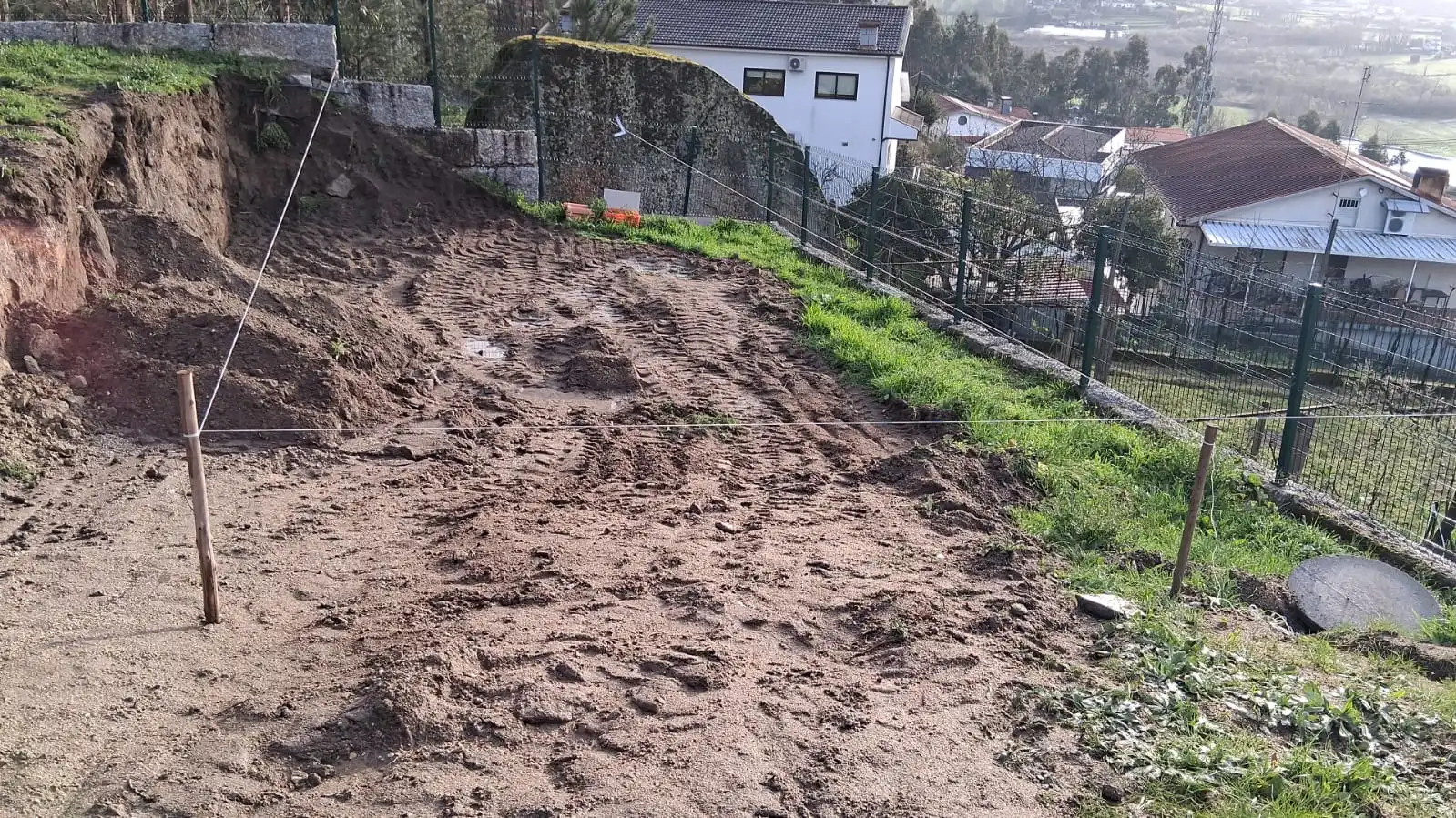 Preparação de terreno em Guimarães para desaterro de piscina