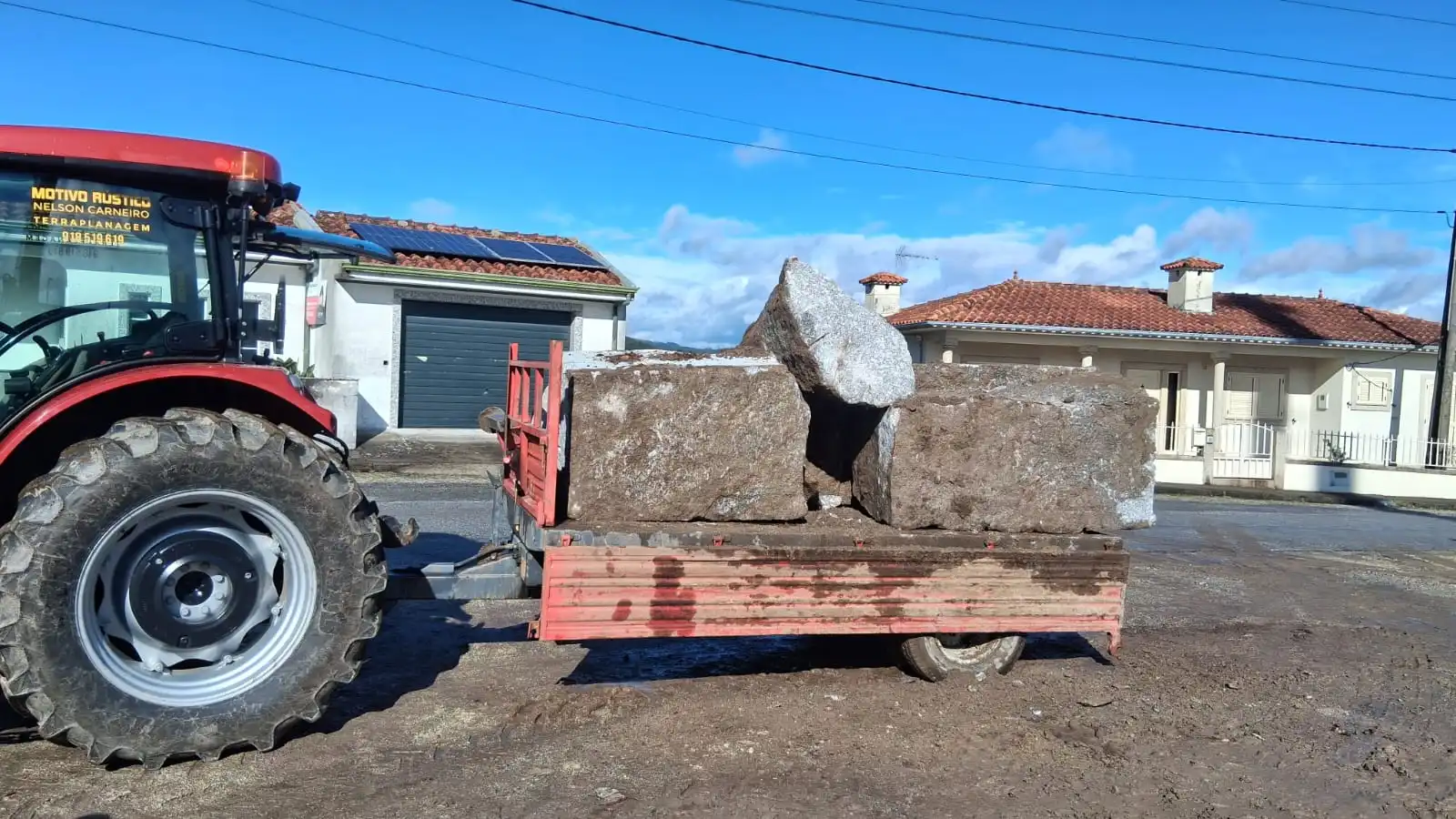 Maquinaria e transporte de materiais em obra da Motivo Rústico em Guimarães