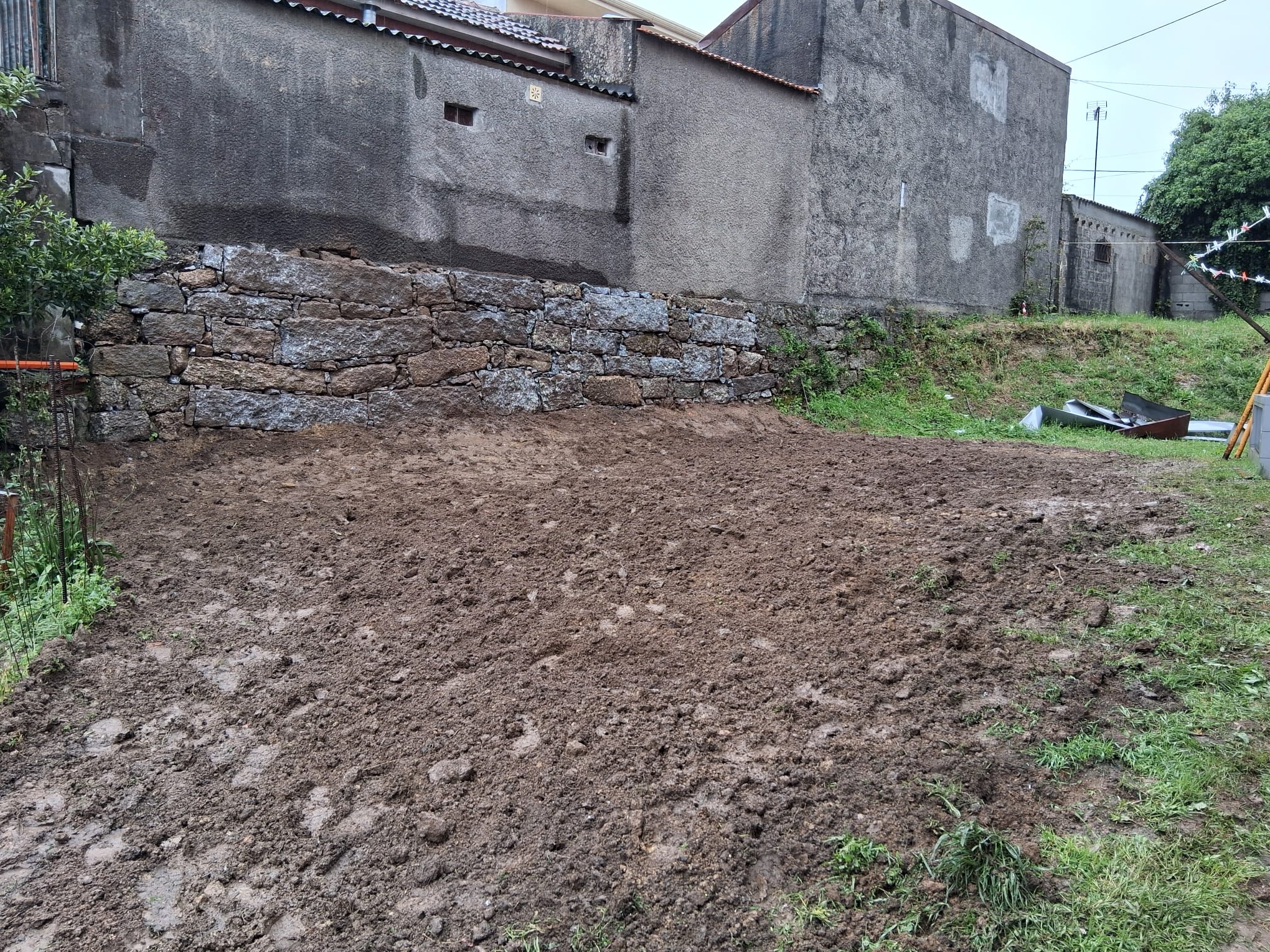 Muro em pedra rústico construído pela Motivo Rústico em Braga
