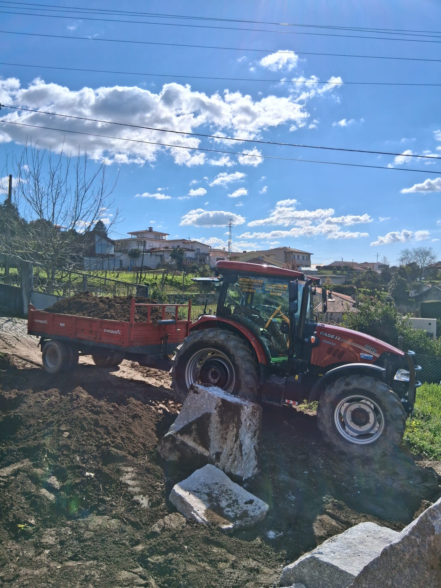 Trator Motivo Rústico em preparação de solo para obra rural