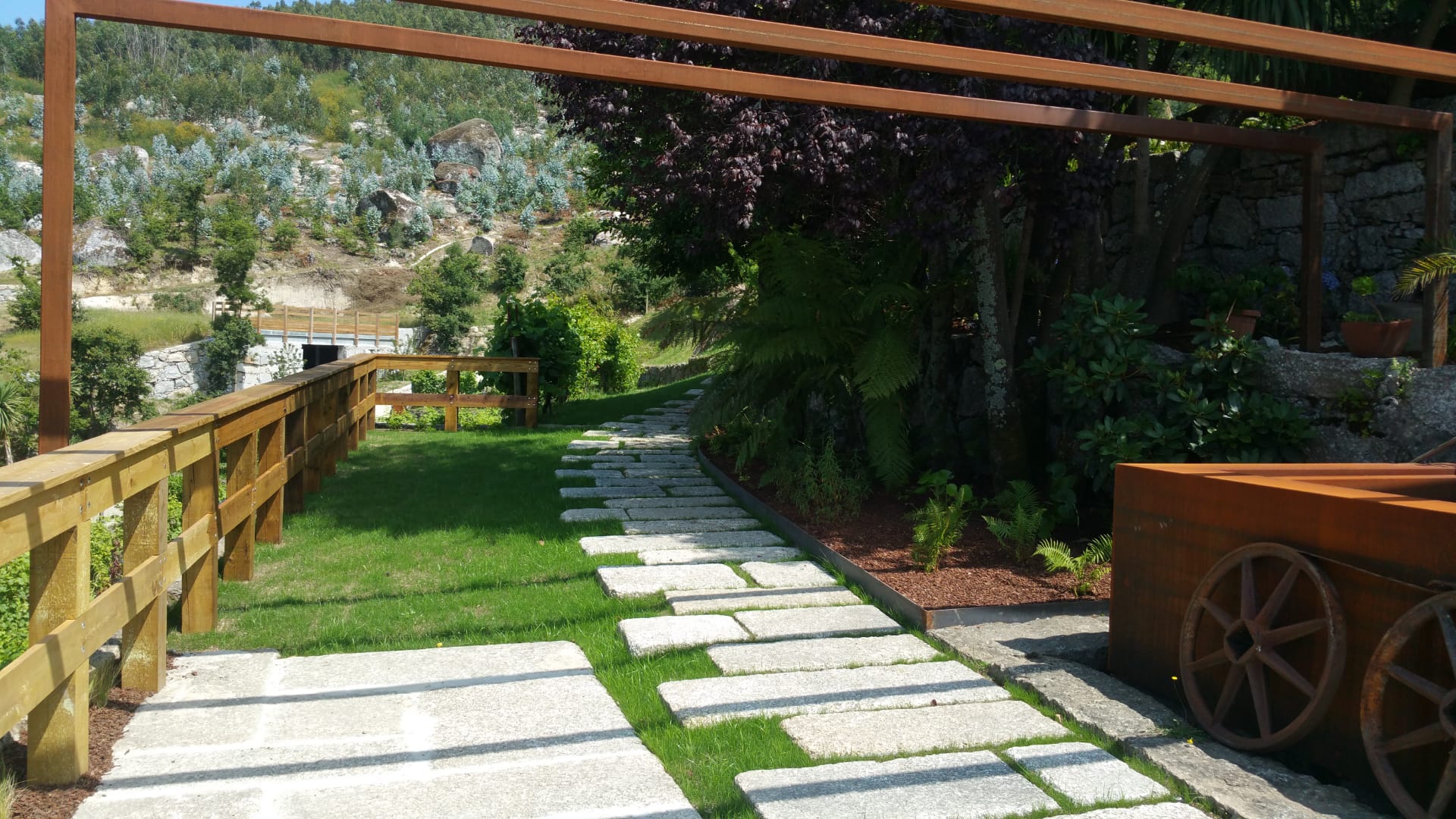 Jardim finalizado com passadiço em pedra por Motivo Rústico