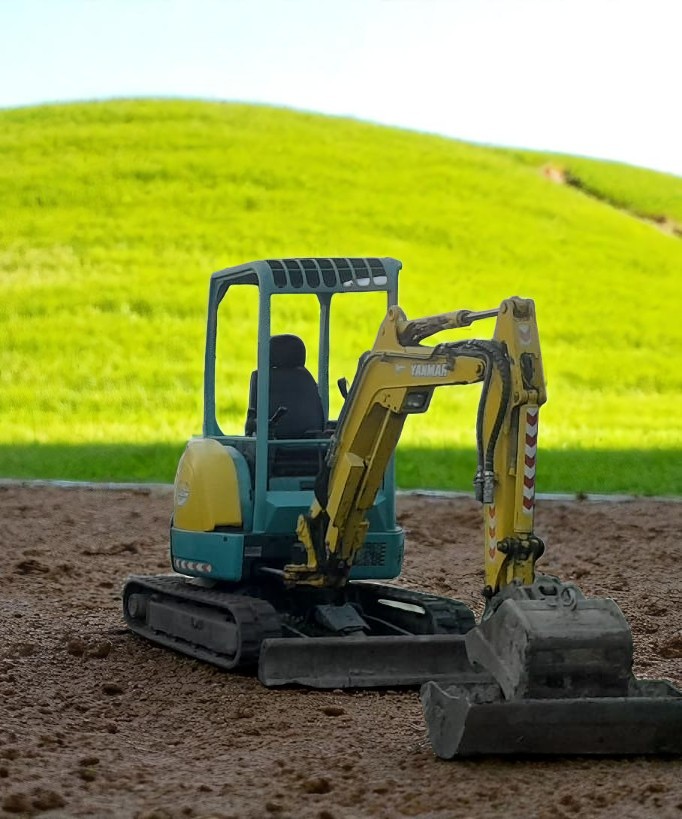 Mini-escavadora Yanmar Motivo Rústico em ação num terreno verdejante nos arredores de Guimarães