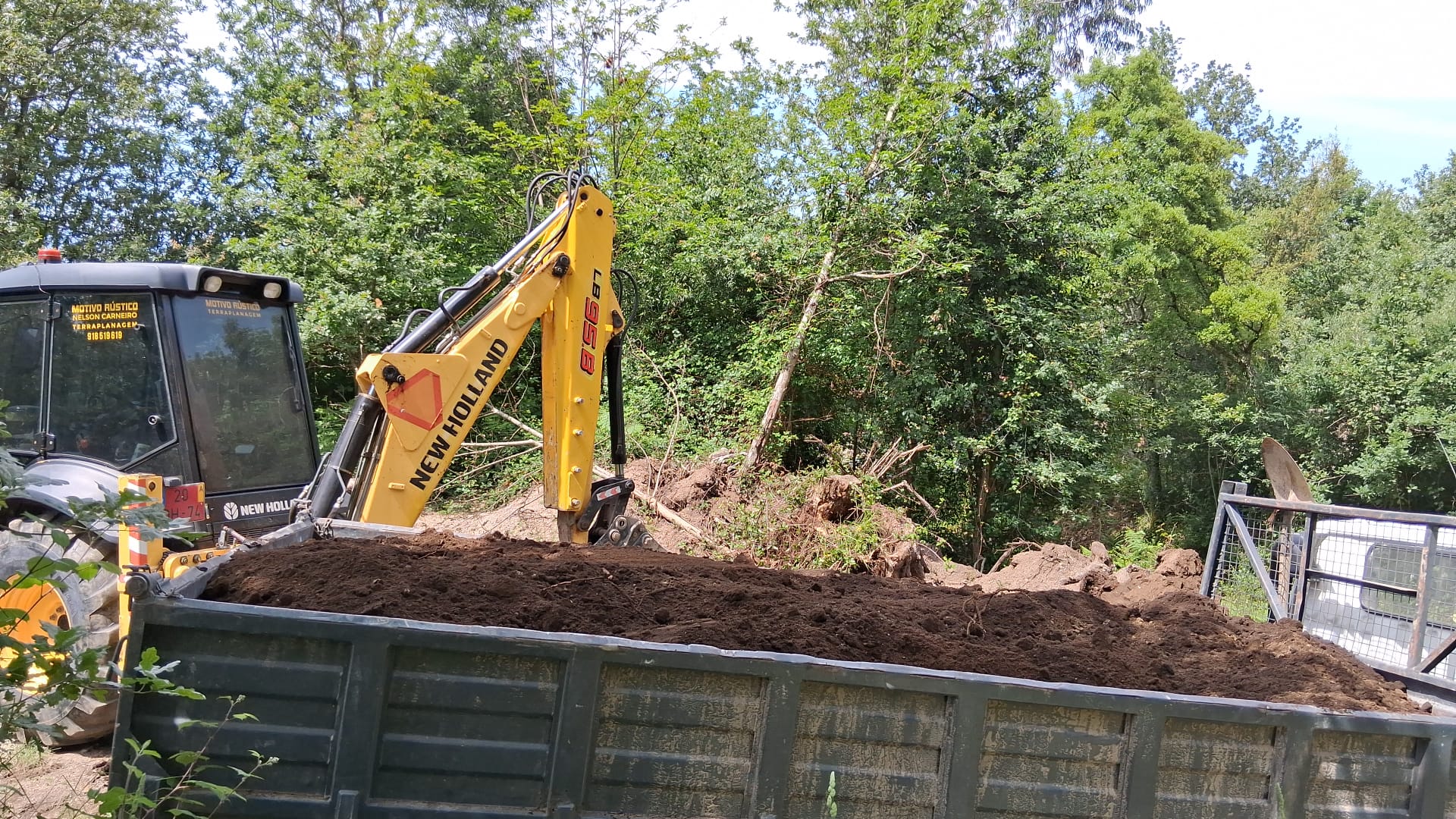 Retroescavadora New Holland Motivo Rústico a carregar terra em Guimarães e arredores