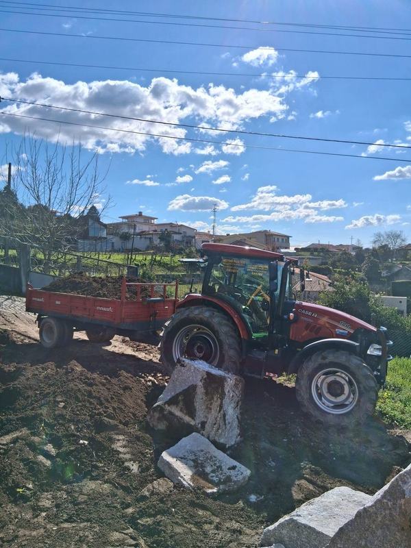 Trator Motivo Rústico em preparação de solo para obra rural