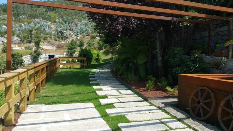 Jardim finalizado com passadiço em pedra por Motivo Rústico